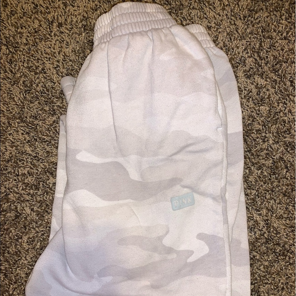 I’m selling this Brand Pink sweatpants